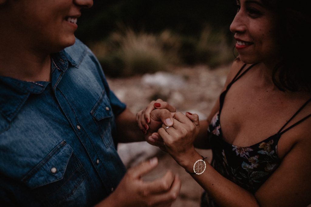 Detalle de las manos de Clara y Nil con el anillo en un momento tranquilo