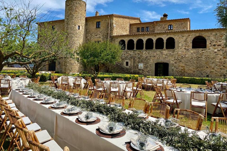 Patio de piedra de una masía del Baix Empordà preparado para una celebración íntima