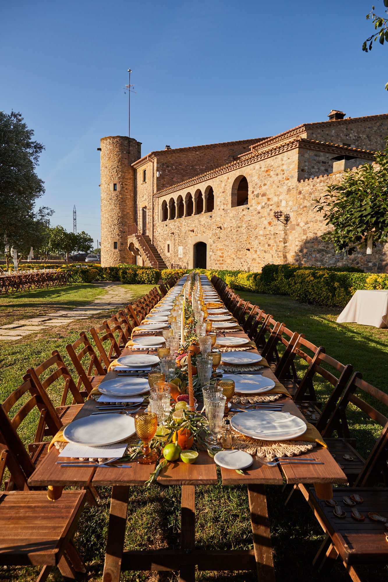 Mesa de celebración rústica elegante con lino, velas y flores