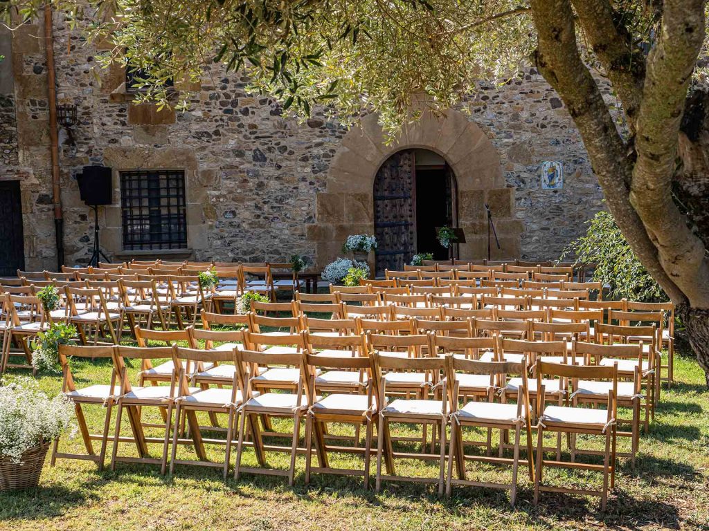 Ceremonia íntima en un jardín junto a una masía del Empordà